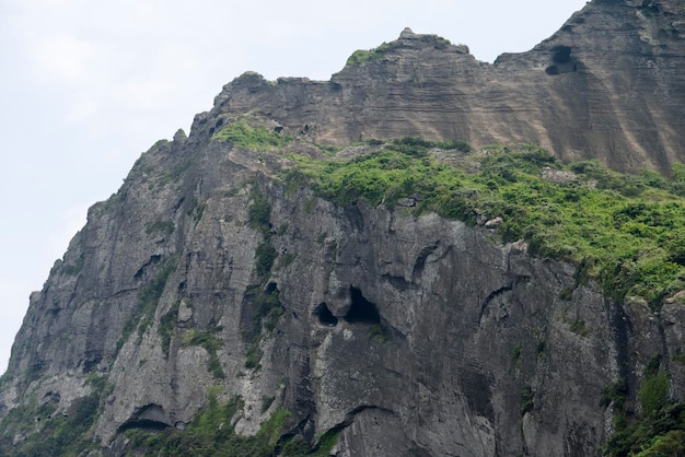 Photo vue à faible angle de la montagne rocheuse contre le ciel