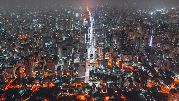 Photo vue haute angle de la ville éclairée la nuit