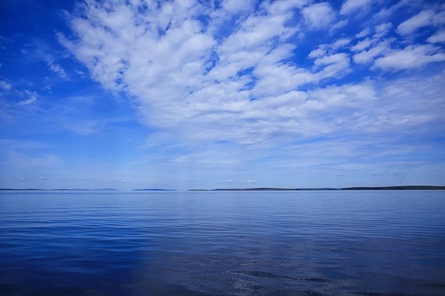 vue sur le lac de la finlande, reflet de l'eau d'été scandinavie