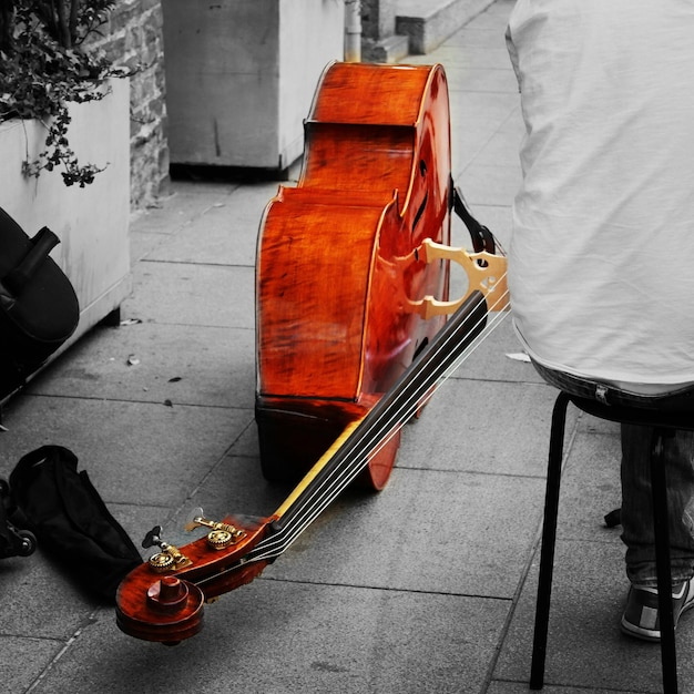 Photo vue latérale d'une guitare