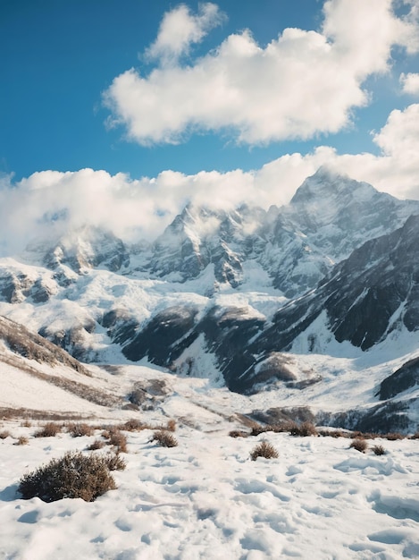 Vue des montagnes enneigées dans les nuages