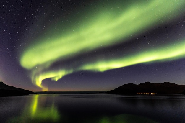 Photo vue panoramique du lac contre le ciel de nuit