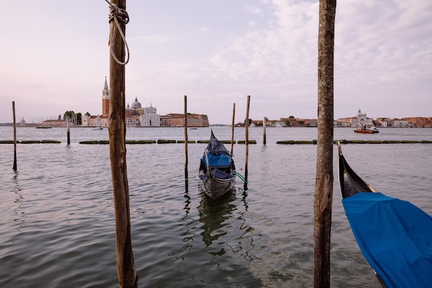 Vue panoramique de la Laguna Veneta de la ville de Venise avec des gondoles et loin de l'île de San Giorgio Maggiore. Paysage du matin d'été et ciel bleu dramatique