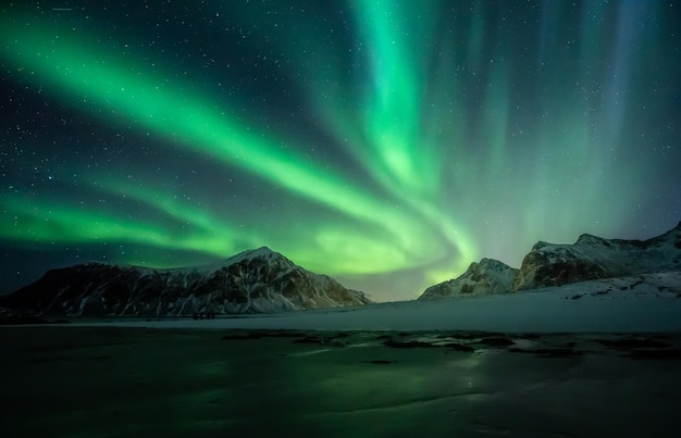 Photo vue panoramique des montagnes enneigées contre le ciel de nuit