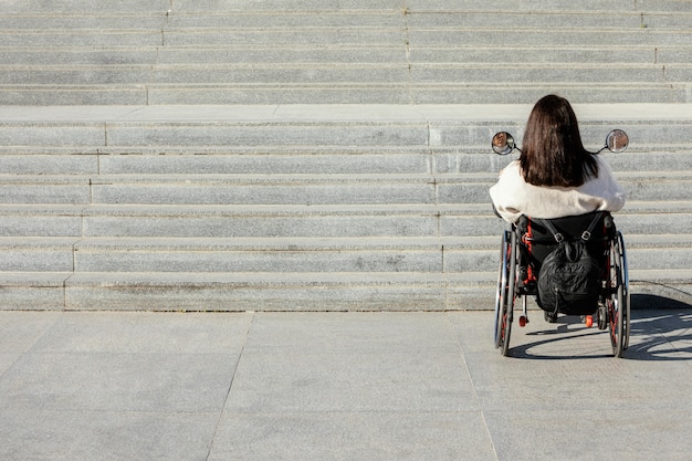 Vue postérieure, de, femme, dans, a, fauteuil roulant, approche, escaliers