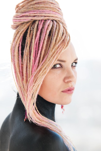 Photo vue rapprochée d'une femme avec des dreadlocks