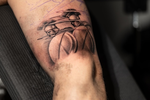 Vue rapprochée d'un tatouage d'un guerrier spartiate