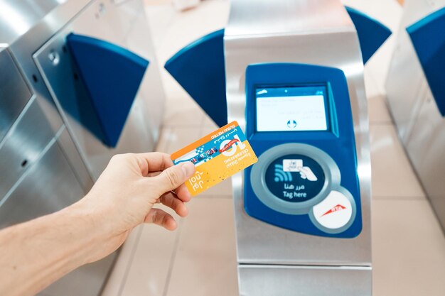 Photo 23 february 2021 dubai uae tapping nol metro card at turnstile and paying for transportation