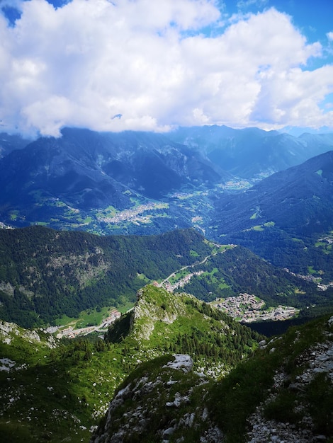 Foto vista aerea del paesaggio e delle montagne contro il cielo