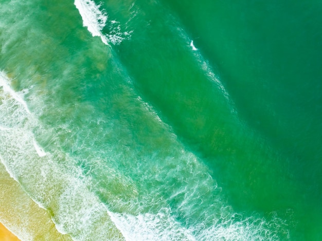 Photo aerial view sandy beach and waves crashing on sandy shore beautiful tropical sea surface background