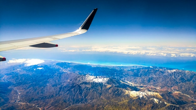 Foto vista aerea di montagne innevate contro il cielo