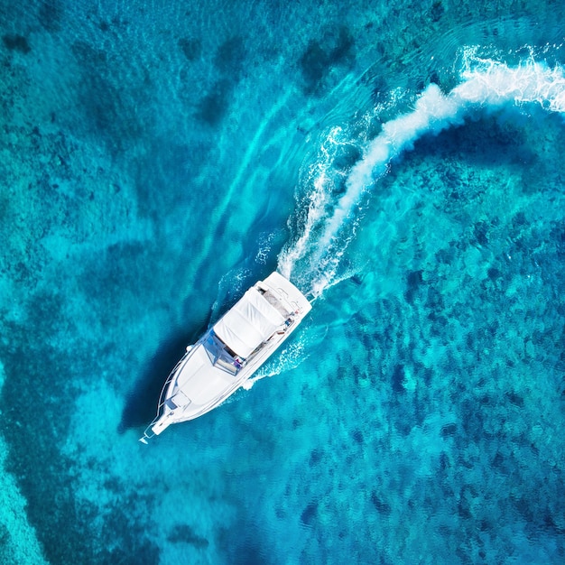 Foto splendida vista dello yacht nuotatrice donna e acque limpide paradiso caraibico