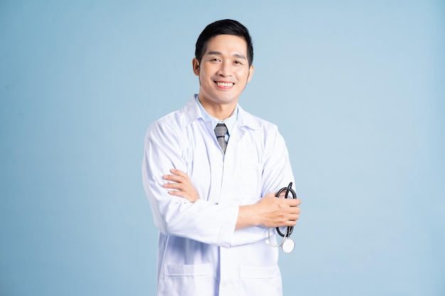 Photo asian male doctor portrait on blue background