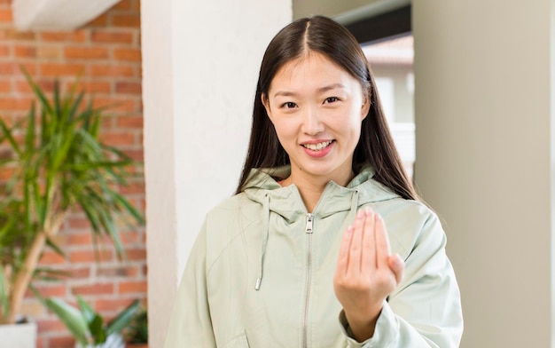 사진 새로운 집 인테리어에 있는 아시아의 예쁜 여자