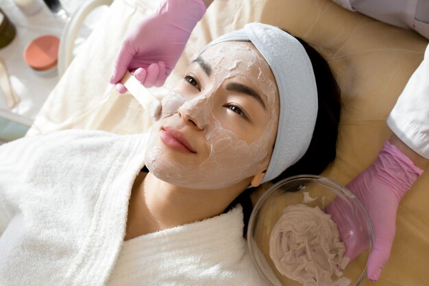 Photo asian woman enjoying beauty treatment in spa