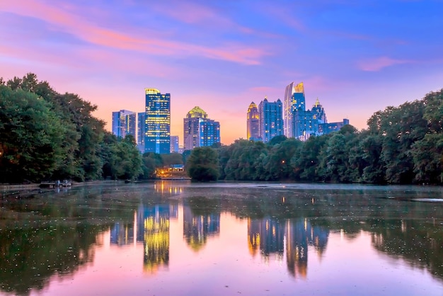 Photo atlanta skyline from piedmont parks lake meer