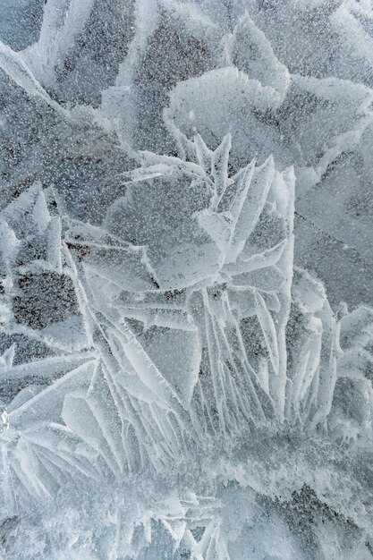 Photo background frozen water with fancy patterns ice texture cracks and bubbles inside frozen water