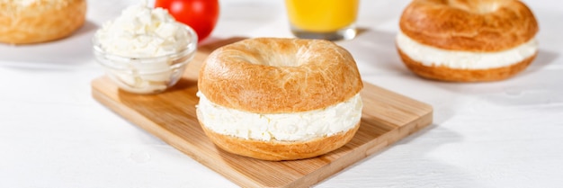 Photo bagel sandwich with cream cheese for breakfast panorama