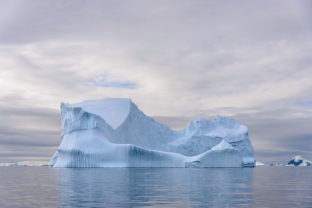 Фотография красивый антарктический морской пейзаж с айсбергом