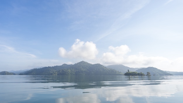 Photo 朝の光、青い空の反射とチーウァン湖で美しい透明な水