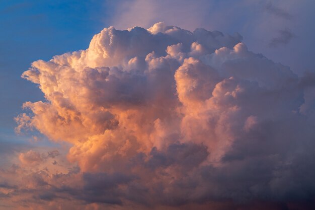 Photo beautiful dramatic cloudscape on sunset, springtime.