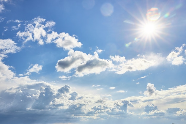 Photo beautiful fluffy clouds on blue sky