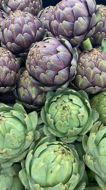 Foto bellissimi carciofi freschi al mercato