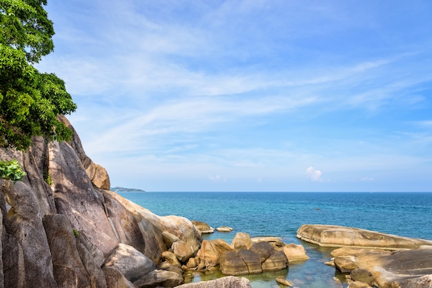 Photo beautiful natural landscape of the rock and the blue sea at coastline near the hin ta hin yai scenic view is a symbol famous tourist destinations of koh samui island, surat thani province, thailand