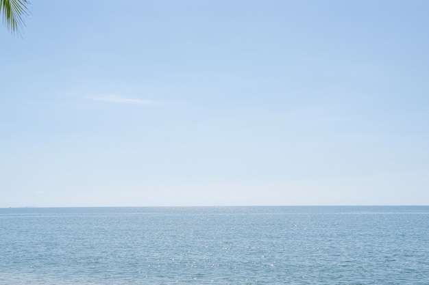 Photo beautiful sky over sea with sunlight. tranquil sea harmony of water surface. sunny sky and blue ocean. vibrant sea with clouds on horizon.