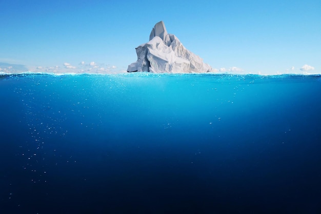 美しい白い氷山が海に浮かび、深みがはっきりし、水中の景色を眺めることができます 氷河が溶けるという概念 地球温暖化