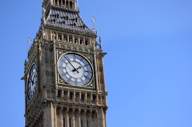 Foto big ben in londen met blauwe hemelachtergrond