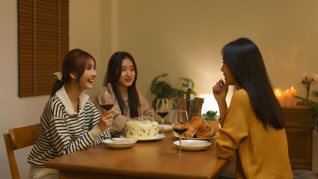 Photo birthday celebration concept asian girls clinking glass wine in dinner to celebrate birthday party