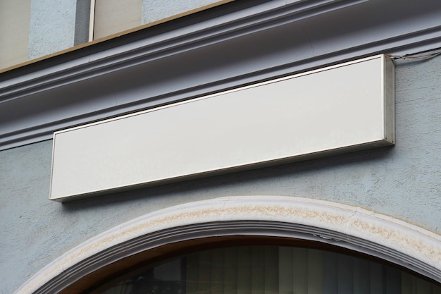 Foto blank ristorante bianco o negozio segno mockup grande cartellone pubblicitario banner su un modello di vetrina