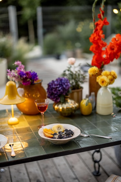 Bloemen op tafel in achtertuin