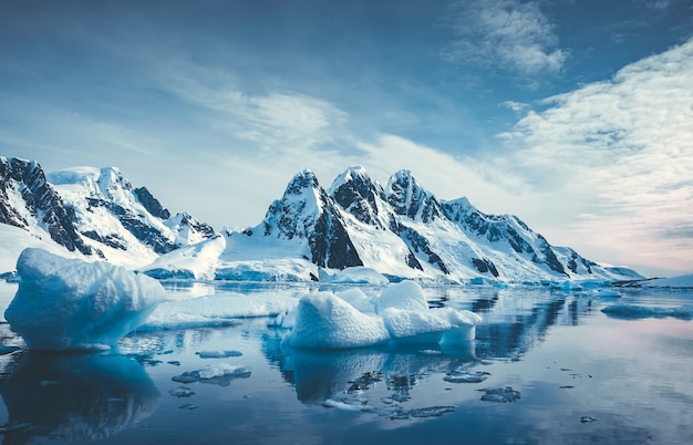 Photo blue ice covered mountains in south polar ocean winter antarctic landscape the mounts reflection in