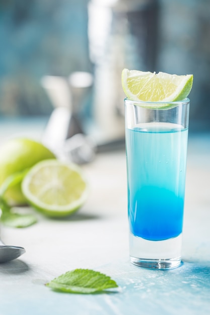 Photo a blue layer alcoholic cocktail