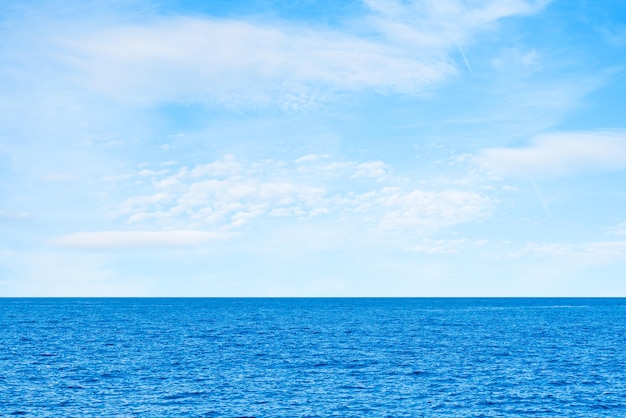 Photo blue sea and white clouds on sky water cloud horizon background feeling calm cool relaxing ocean