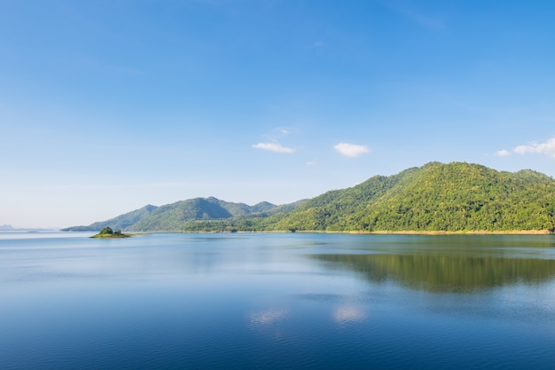 Photo 青い空の反射とダムの山