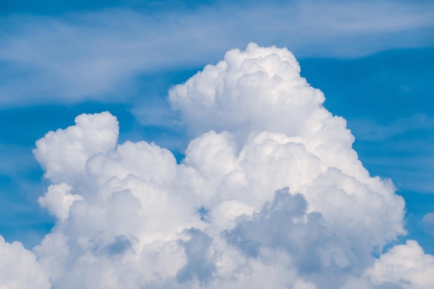 Photo blue sky and white cumulus clouds beautiful background