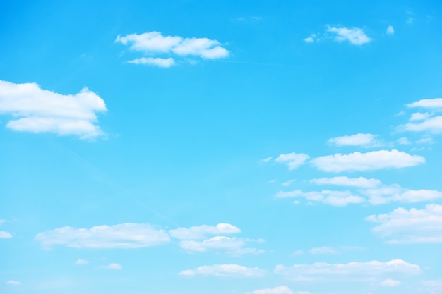 Photo blue sky with light white clouds -  background