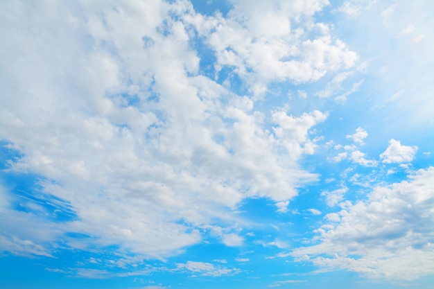 Photo blue sky with white soft clouds