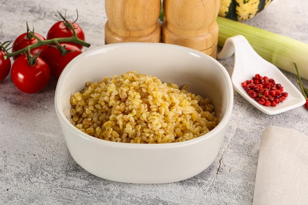 Foto grano bulgur bollito nella guarnizione della ciotola