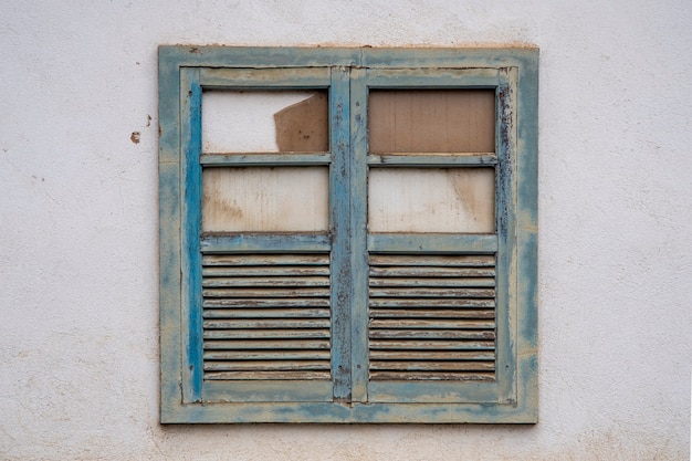 Photo brazilian colonial house old window in a white wall, copy space