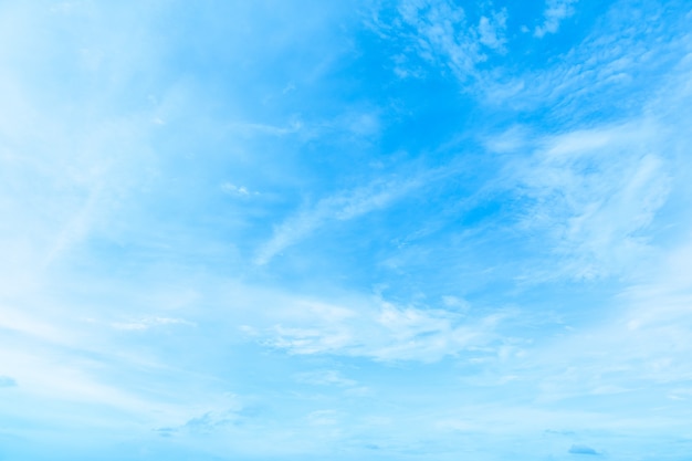 Photo bright and clear blue sky with clouds in sunny day.