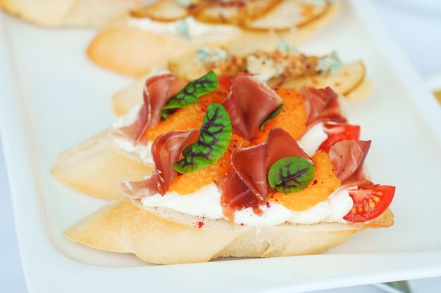 Foto bruschetta con carne secca e arance catering