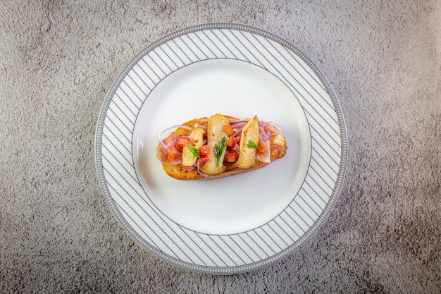 Photo bruschetta with prosciutto ham and tomatoes