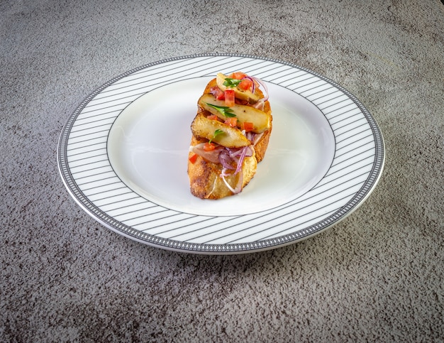 Photo bruschetta with prosciutto ham and tomatoes