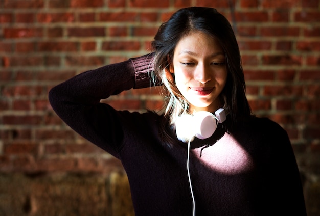 Photo 音楽を聴く朗らかな女性