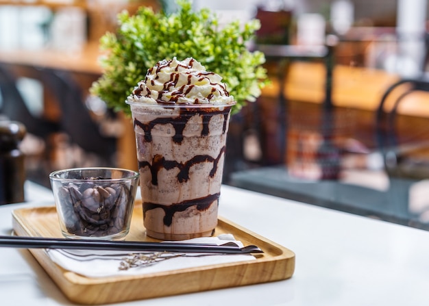 Foto chocolade frappe met slagroom