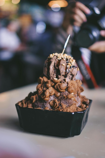 Photo chocolate ice cream with fruit and cone